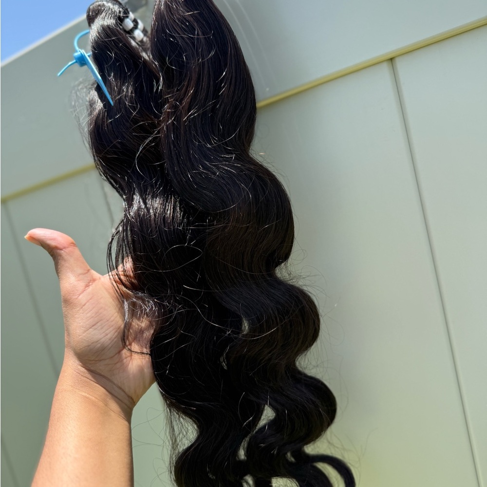 Voluminous Black Wavy Hair Wig